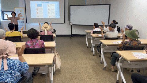 노인성 질환 관리 및 연계(3).gif